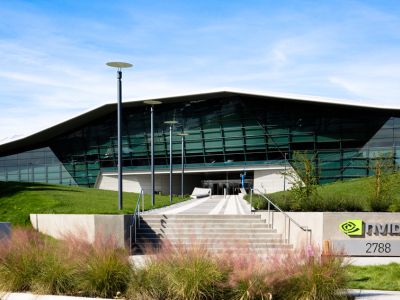 英偉達(NVDA.US)股價重挫超8%！大筆期權押注：還會再跌4%