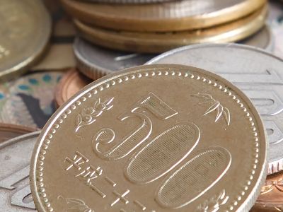 日本央行维持利率不变、下调GDP与通胀预测 加息预期降温推动日元走低