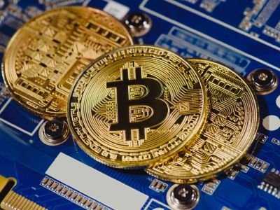 比特币创历史新高后回调企稳，监管松绑与资金涌入成焦点