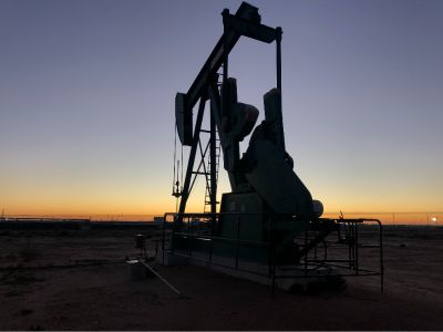美方撤离信号引爆油市！中东局势升级助推油价单日飙涨5%，布油剑指70美元关口
