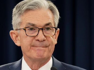 美联储主席鲍威尔：关税影响正在显现 利率政策需继续观望