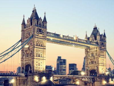 英国股市深陷困局：富时100一年涨7%垫底欧洲，工党难解多重压力