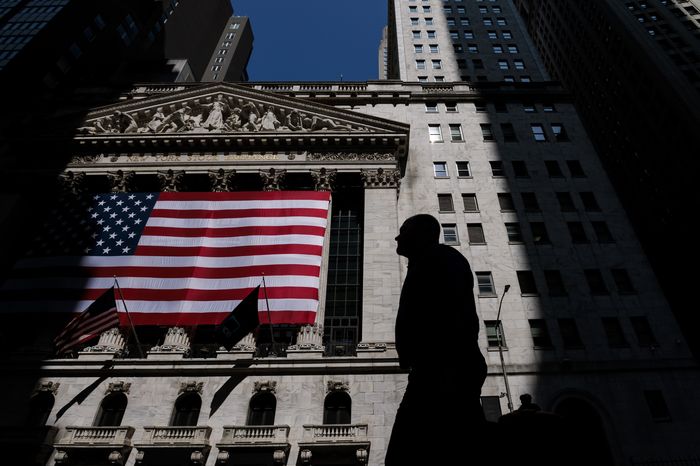 商业投资提振，美国二季度实际GDP年化季环比上调至3.3%，PCE物价指数2.5%