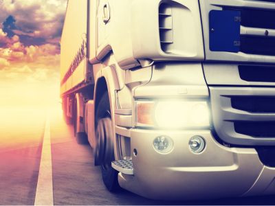 中國汽車流通協會：7月重型卡車零售銷量爲6.49萬輛 同比增長37.99%