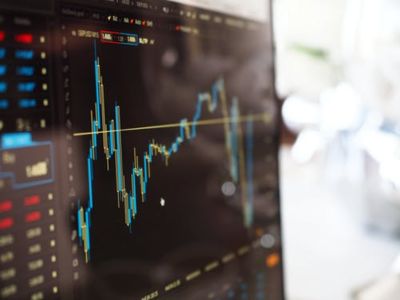 TACO交易再現？特朗普關稅言辭緩和，美國股指期貨反彈、金銀價格徘徊歷史高位