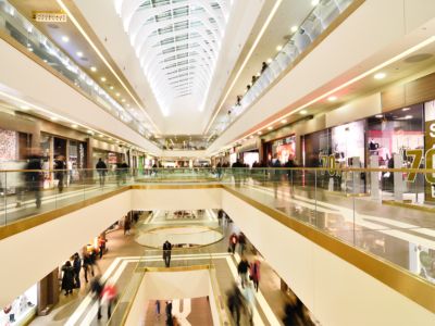 经济阴云下的消费韧性：美国假日零售额预计首度突破万亿美元