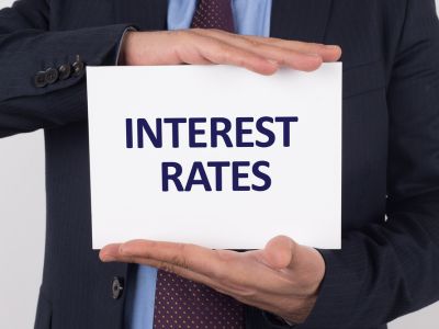 韩国央行连续四次维持利率不变 增长稳健与金融风险持续并存