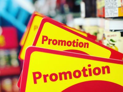 美国经济的黑五大考：焦虑的消费者还“买得动”吗？