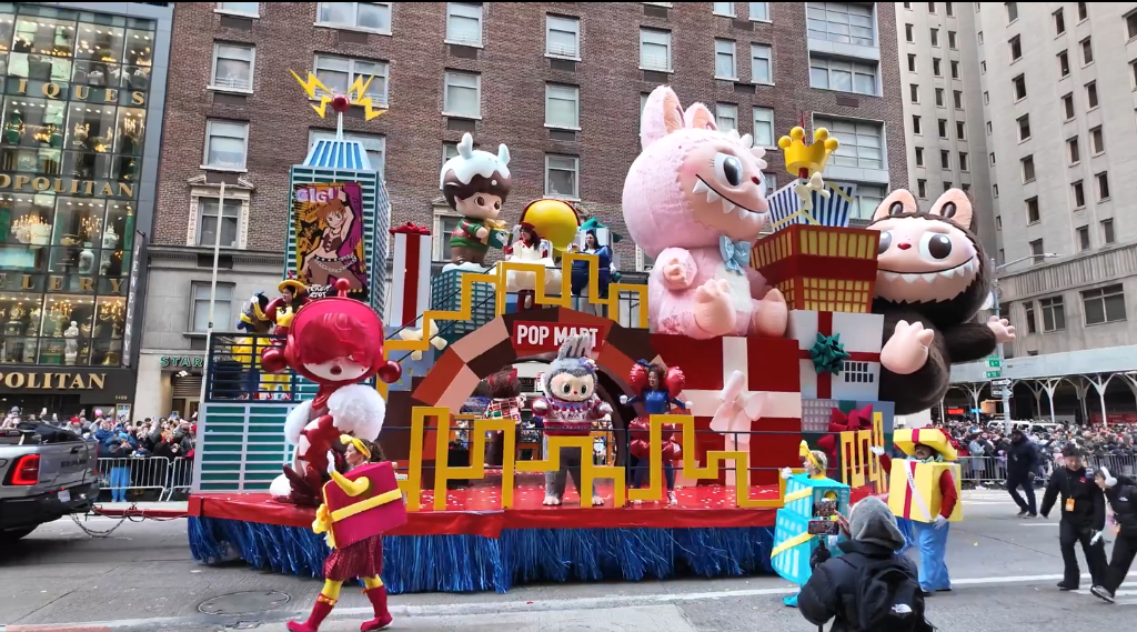 排面拉满，Labubu首次感恩节大游行！泡泡玛特跻身全球顶级IP阵营 - 图片4
