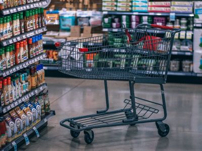 美国零售股迎假日购物季大考！经济K型分化下沃尔玛、TJX受捧，梅西百货、柯尔百货承压