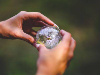 OpenAI告急！进入“红色代码”状态改进ChatGPT、推迟广告计划 巨头围攻下行业王座摇摇欲坠?