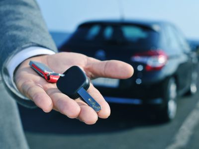 融资利率飙至7% 宝马、大众供应商采埃孚债务大山压顶 为德国汽车行业敲响警钟