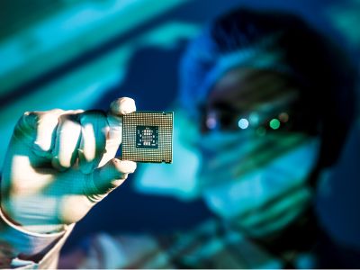 也要甩开英伟达(NVDA.US)？报道：微软(MSFT.US)与博通(AVGO.US)商谈定制芯片