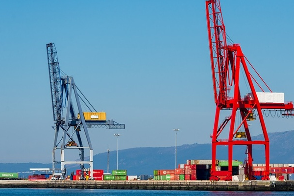 外贸增速大幅回升！中国11月以美元计价出口同比转增5.9%，进口同比增1.9%