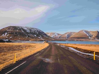 油价新低将“驱动”美国假日消费 自驾出行料创新高