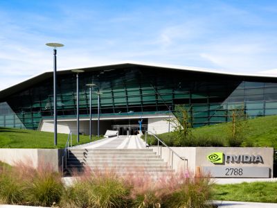 橡树资本马克斯：英伟达(NVDA.US)30倍PE“不算疯” AI未必是互联网泡沫翻版