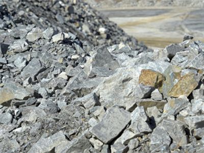 从补涨到尾盘跌停惊呆市场 碳酸锂铂钯多合约突发异动 为何情绪转向？