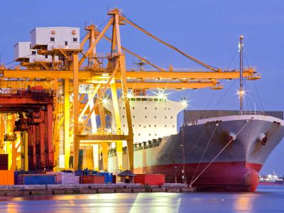 进口“断崖”：美国10月贸易逆差创14年新低，关税效应下GDP预测飙升至5.4%