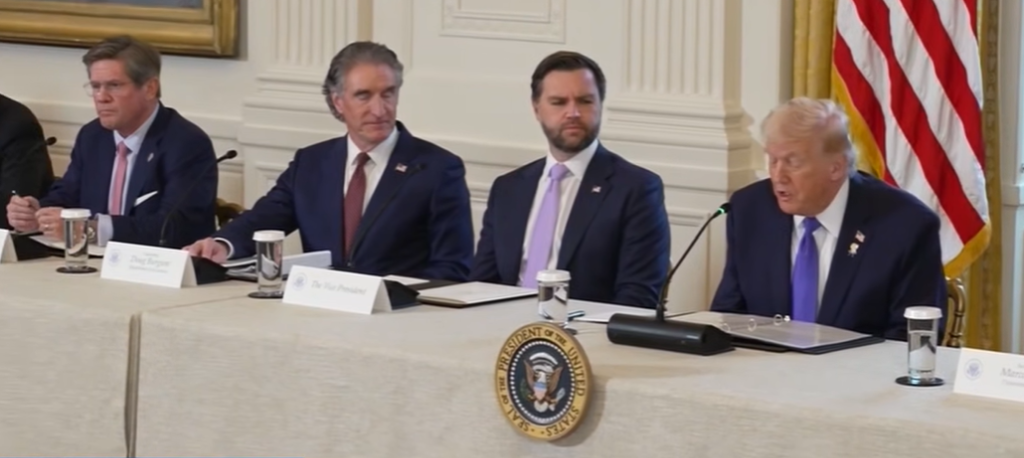 石油巨头齐聚白宫探讨委内瑞拉原油，特朗普“你们投千亿、政府不出钱”，美孚“没改革就没投资” - 图片1