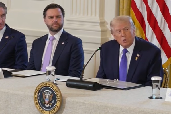 石油巨头齐聚白宫探讨委内瑞拉原油，特朗普“你们投千亿、政府不出钱”，美孚“没改革就没投资”