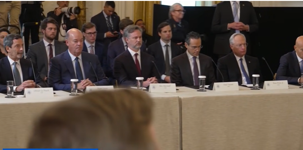 石油巨头齐聚白宫探讨委内瑞拉原油，特朗普“你们投千亿、政府不出钱”，美孚“没改革就没投资” - 图片3