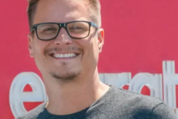 10亿美元、1269万盎司白银，这个男人提前一年押注贵金属赚翻了！