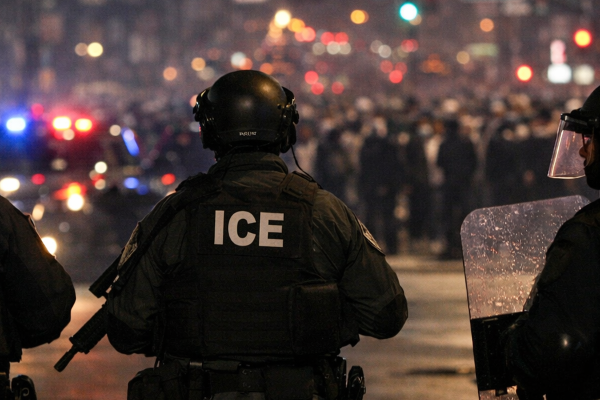 明尼阿波利斯枪击引发舆论风暴，科技大佬集体沉默引发质疑