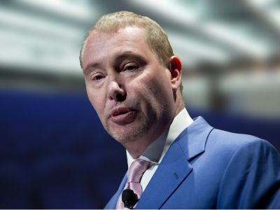 “新债王”冈拉克语出惊人：鲍威尔任内“零降息”几成定局，押注非美资产!