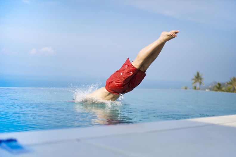 “黑色星期一”！全球股市齐跌，纳指期货1%，韩国股指跌5%，英伟达降温AI预期，金、银遭遇历史性踩踏