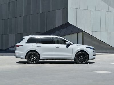 中汽协：2025年12月汽车整车进口同比下降56.1% 出口同比增长73.2%