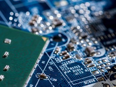 英伟达(NVDA.US)领衔爆发！全球半导体行业营收今年将首破万亿美元大关