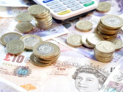 双重利空压垮英镑！央行决议与首相危机触发对冲基金疯狂做空