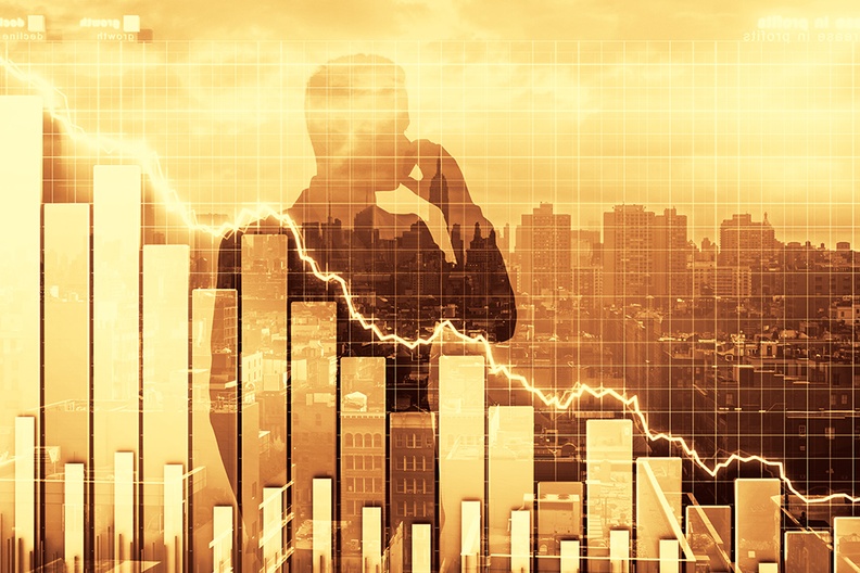 科技股拖累美股期指转跌，特斯拉盘前领跌Mag7，地缘局势升温推高金银油，黄金站上5000美元