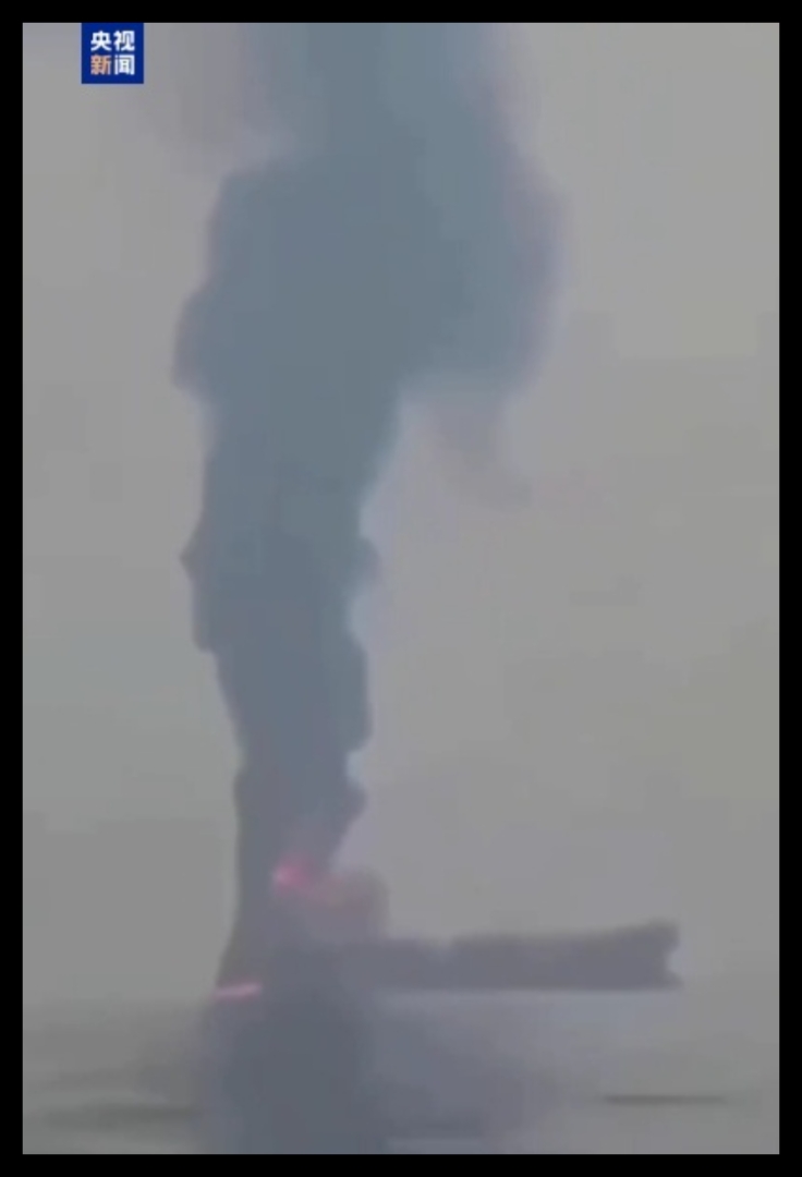 伊朗媒体：一艘试图通过霍尔木兹海峡的油轮被击中，正在沉没 - 图片1