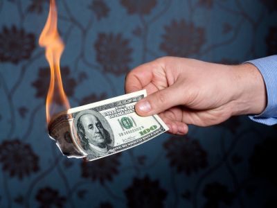 伊朗紧张局势推高油价，美联储年内降息空间“正在消失“