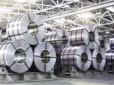 铝业“咽喉”受钳：美以袭击威胁全球9%铝产能，霍尔木兹海峡冲突推升溢价预期