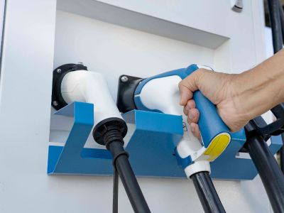 中国充电联盟：截至1月底我国电动汽车充电基础设施(枪)总数达2069.8万个 同比增长49.6%