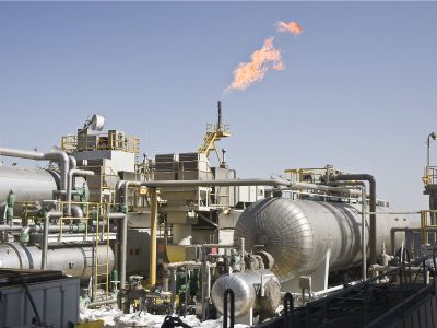 美以行动引发全球股市进入“避险模式”，能源与国防板块成资金避风港