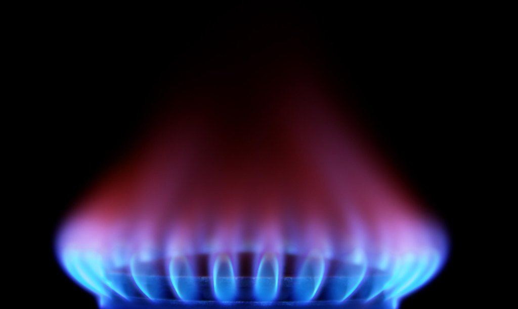 卡塔尔能源遇袭后暂停LNG生产，欧洲气价暴涨50%！高盛：若封锁持续将翻倍