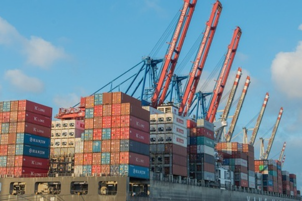 增速重回两位数！中国2月以美元计价出口同比增39.6%，进口同比增13.8%