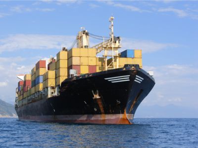 波斯湾油轮接连遇袭 中东航运危机升级