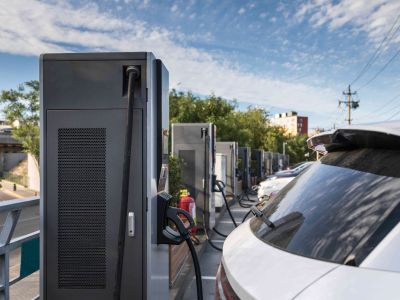 中国充电联盟：截至2月底我国电动汽车充电基础设施总数达2101.0万个 同比增长47.8%