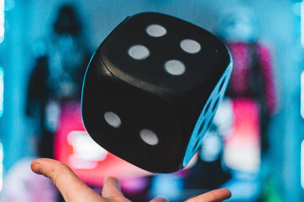 特朗普即将发表讲话，美股首度“两连涨”，黄金已“四连涨”，华尔街FOMO了