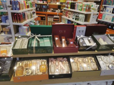 两大美妆家族加速联姻：雅诗兰黛(EL.US)与Puig(PUGBY.US)商讨换股合并 拟打造全球美妆新巨头