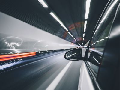 油价狂飙下电动汽车需求迎“渐进式”转变 欧美车企“内燃机回头路”或嘎然而止？