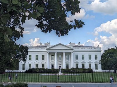 特朗普被紧急疏散！白宫记者晚宴大厅发生枪击事件 ，枪手已身亡