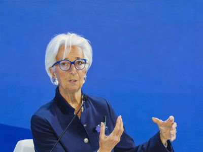 维持利率不变但已转向酝酿：拉加德暗示欧洲央行6月或考虑加息