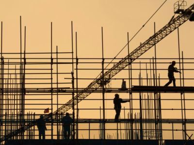 中指研究院：2025年房地产上市公司收入连续下滑 净利润连续四年为负 超过六成企业亏损