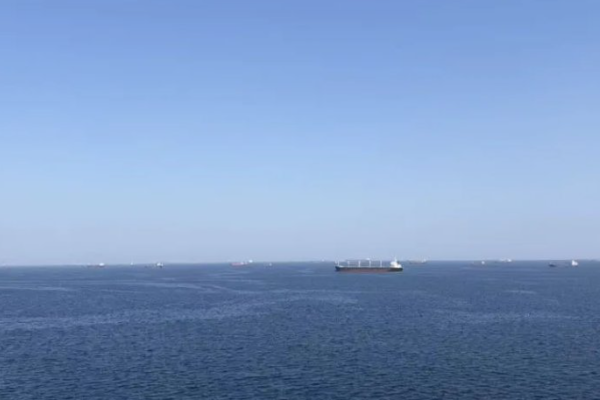 我被堵在霍尔木兹海峡的79天：导弹、股票、小青菜