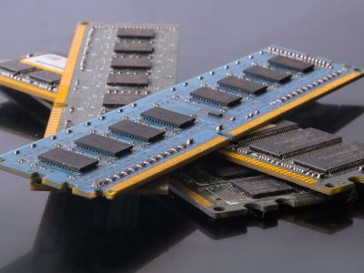 HBM4E样品交付战打响 SK海力士或提前至6月 三星已抢先一步